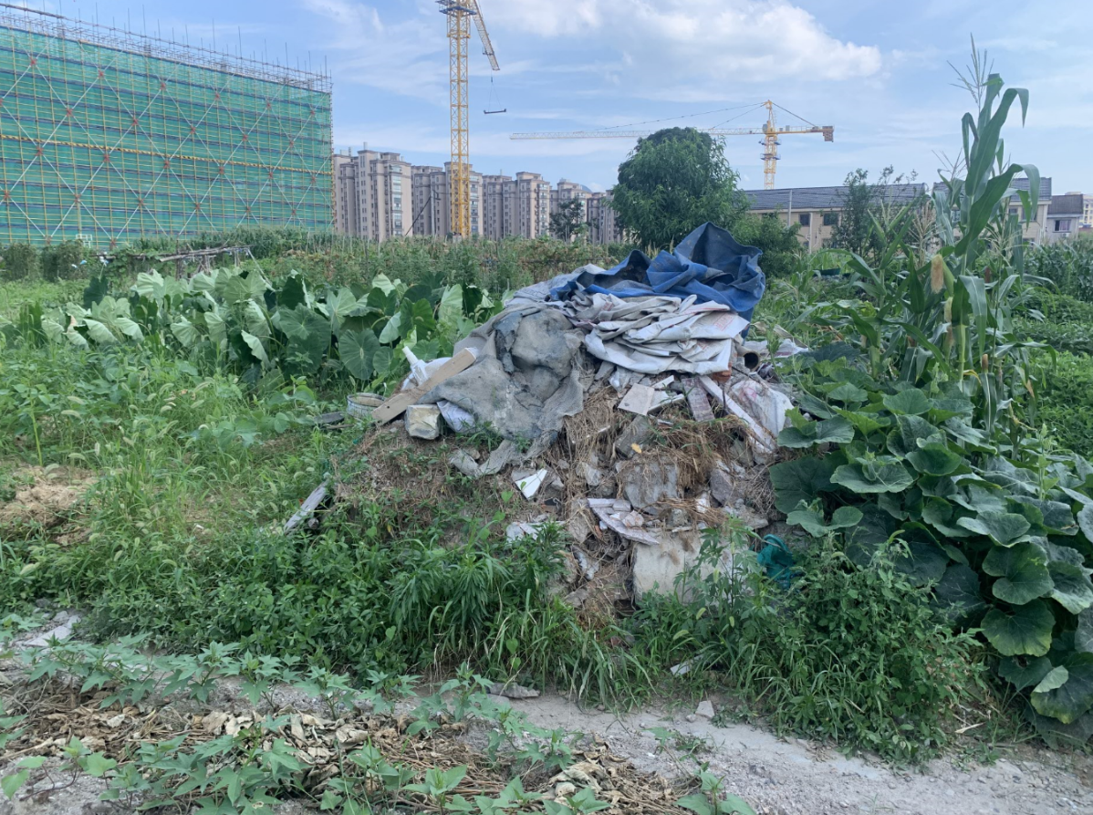 安吉县灵峰街道城南社区职工之家新建工程项目施工范围内的矿产品（圆砾、强风化泥质粉砂岩）